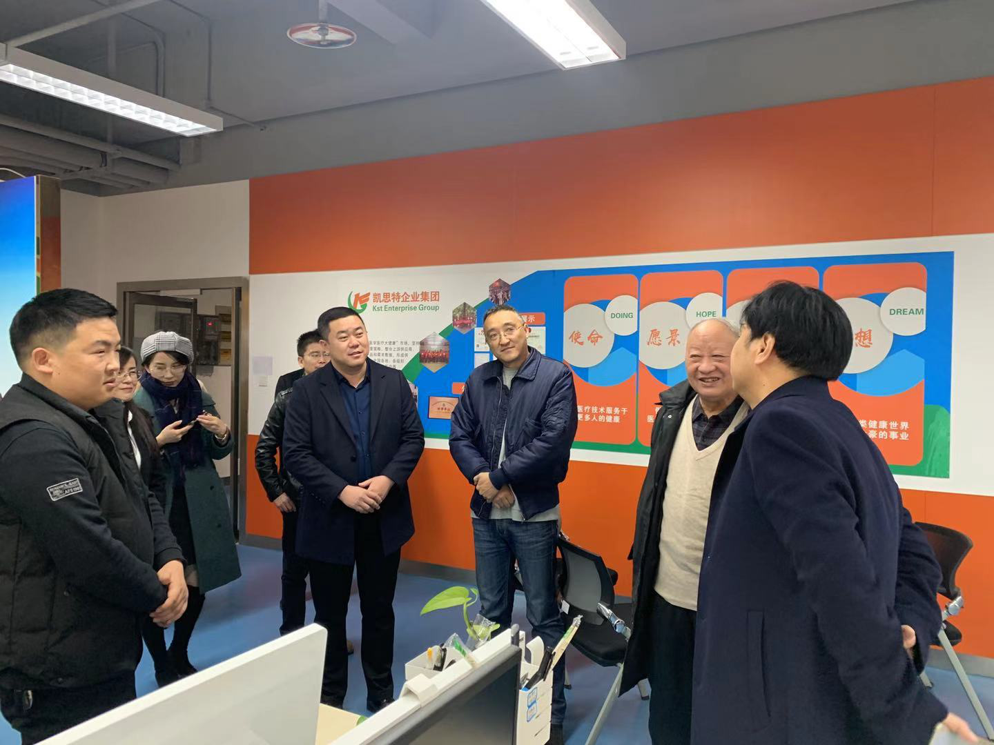 原陜西省衛(wèi)生廳副廳長(zhǎng)、保健學(xué)會(huì)會(huì)長(zhǎng)、一行人蒞臨陜西凱思特集團(tuán)指導(dǎo)！